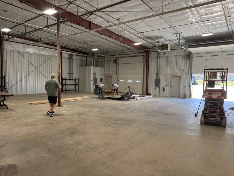 More Photos Of 5820 NW Beaver Dr, Johnston Flex For Lease