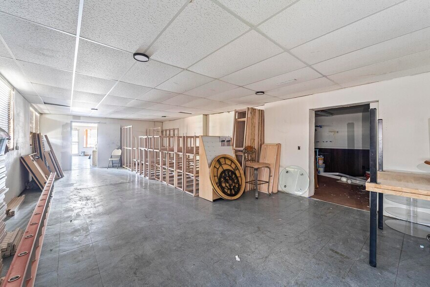 More Photos Of 909-911 Milton Rd, Alton Flex For Sale