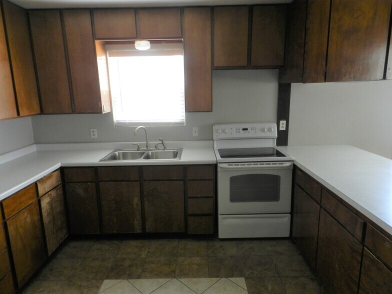 More Photos Of 445 Kristen Ct, Montrose Warehouse For Sale