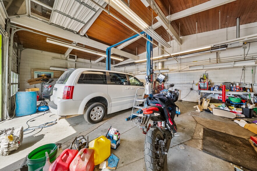 More Photos Of 348 N Riverside Ave, Medford Auto Repair For Lease