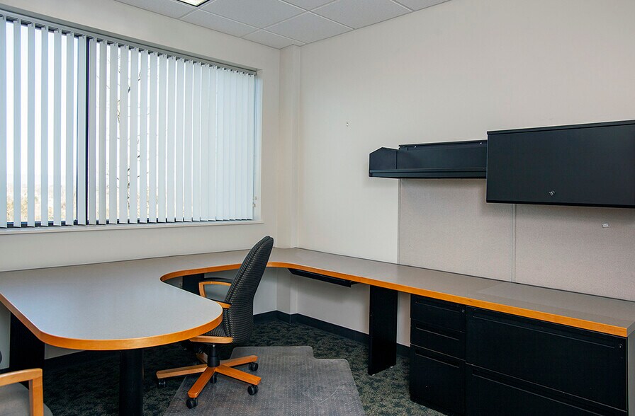 More Photos Of 4550 Lena Dr, Mechanicsburg Office For Lease
