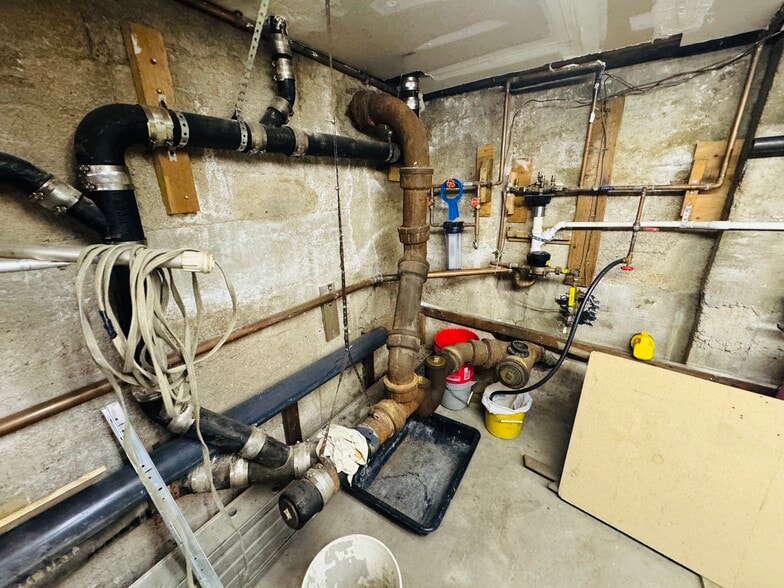 More Photos Of 816 Hempstead Tpke, Franklin Square Office For Sale