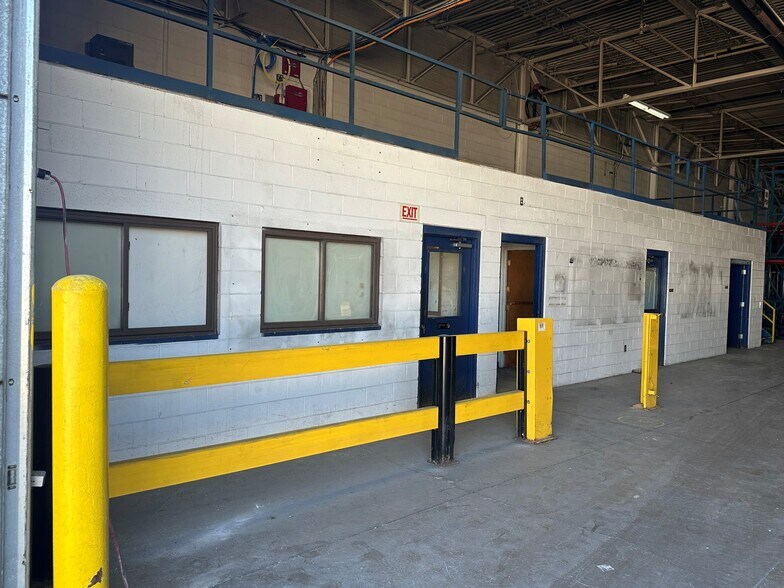More Photos Of 5500 N Lovers Lane Rd, Milwaukee Distribution For Lease