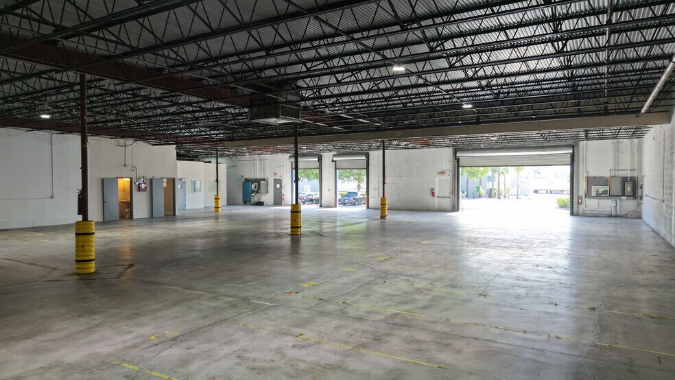 More Photos Of 8007-8115 NW 74th Ave, Miami Warehouse For Lease