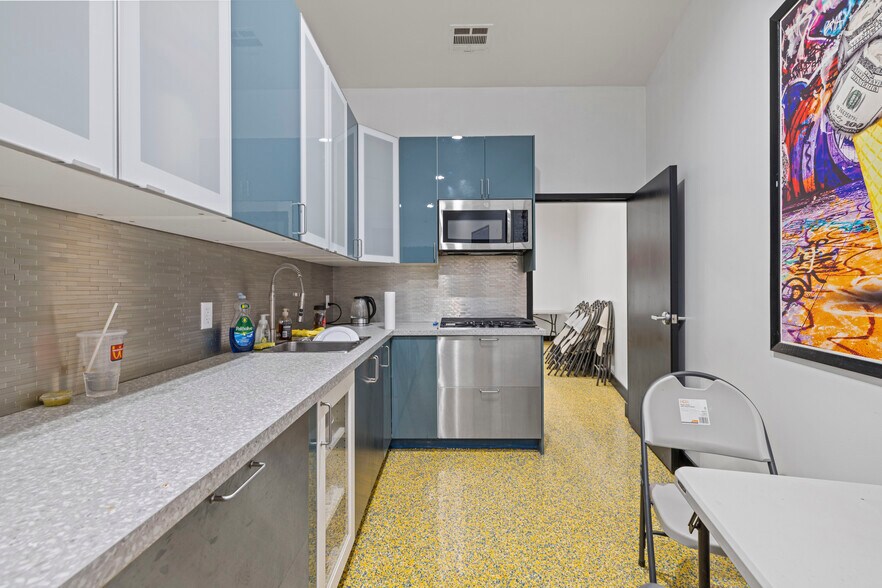 More Photos Of 7460 Varna Ave, North Hollywood Manufacturing For Sale