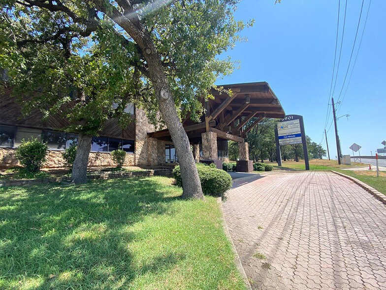 More Photos Of 3901 Airport Fwy, Bedford Office For Lease