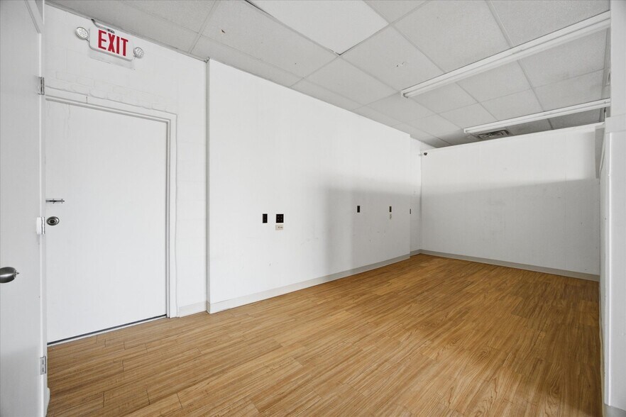 More Photos Of 2108 Monroe St, Commerce Showroom For Sale