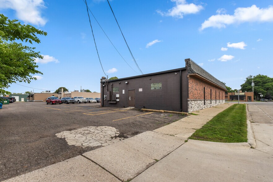More Photos Of 24548 W Warren St, Dearborn Heights Medical For Sale