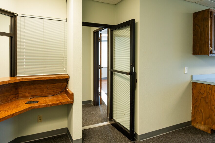 More Photos Of 407 N Cedar Ridge Dr, Duncanville Office Residential For Lease