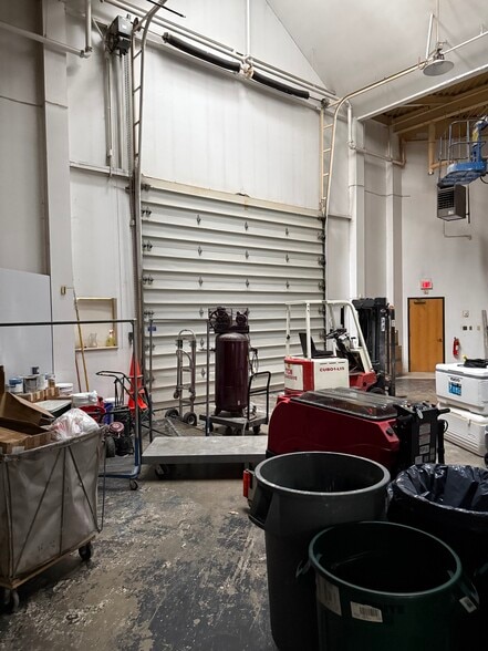 More Photos Of 23689 Industrial Park Dr, Farmington Hills Flex For Lease