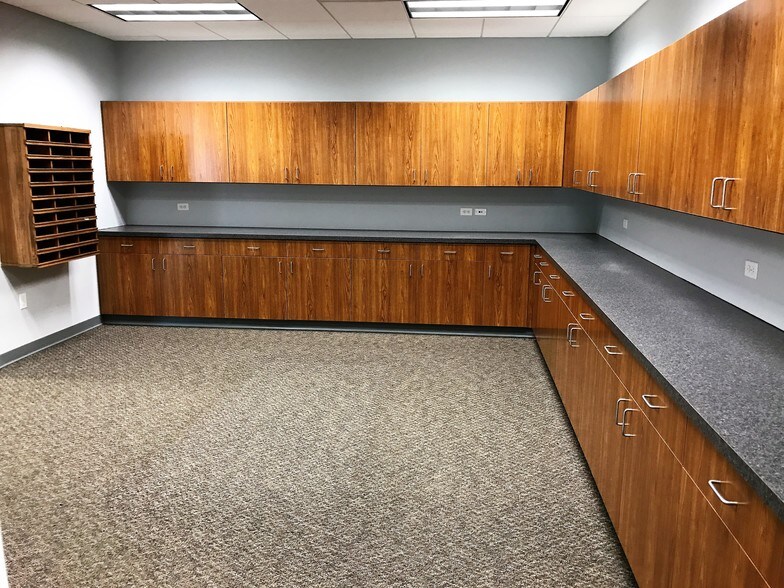 More Photos Of 7330 W 33rd St, Wichita Flex For Lease