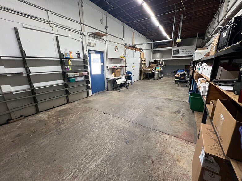 More Photos Of 1405 Walnut St, Highland Distribution For Sale
