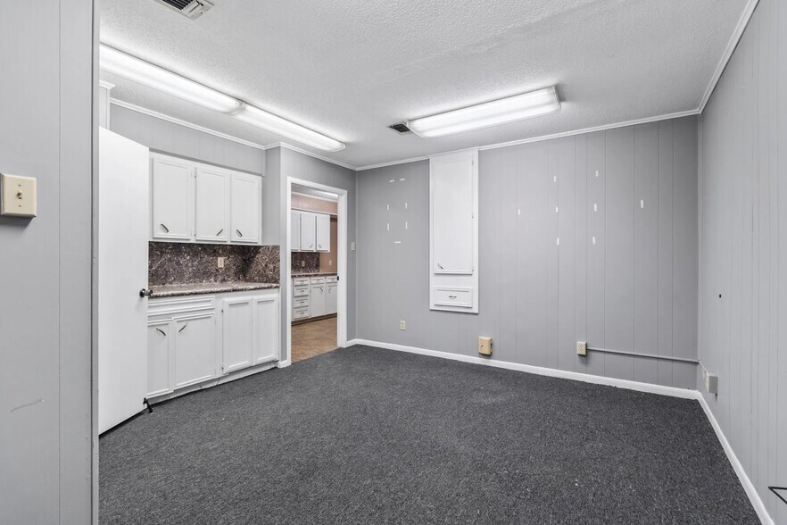 More Photos Of 1911 22nd St, Huntsville General Retail For Lease