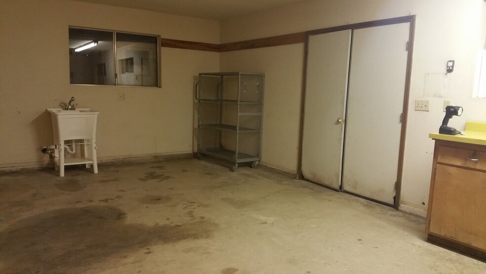 More Photos Of 4040 W Iris Ave, Visalia Flex For Lease