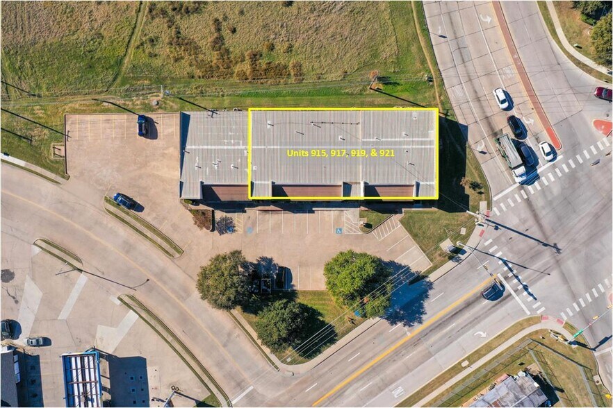 More Photos Of 915-921 N Mill St, Lewisville Office For Sale