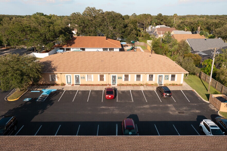 More Photos Of 8909 Regents Park Dr, Tampa Office Residential For Lease