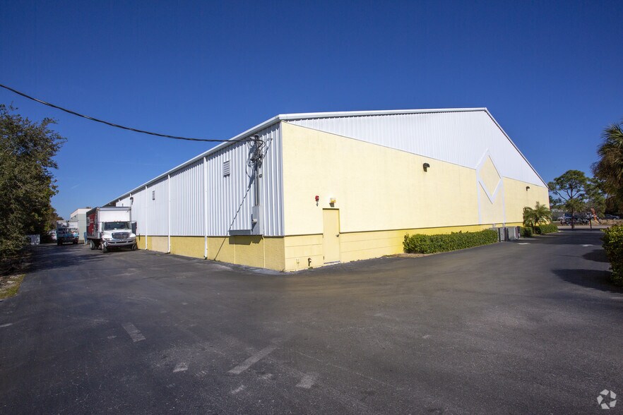 More Photos Of 12180 Metro Pky, Fort Myers Distribution For Lease