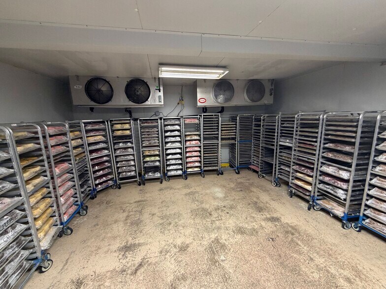 More Photos Of 9019 Governors Row, Dallas Food Processing For Lease