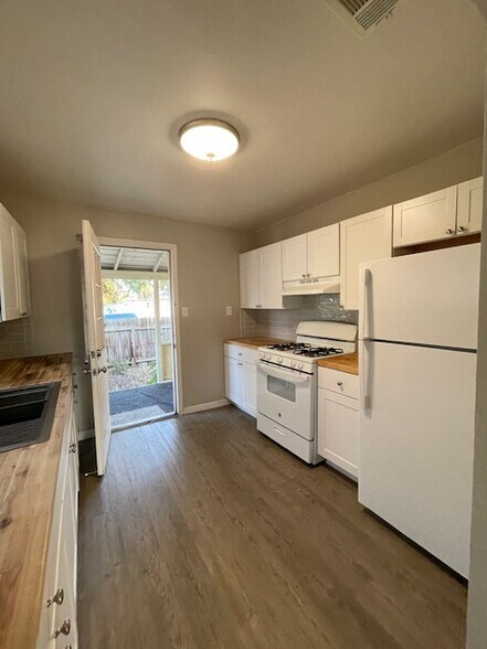 More Photos Of 1608 E St, Bakersfield Flex For Lease