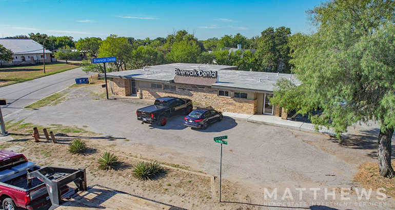 Primary Photo Of 501 W Hondo Ave, Devine Medical For Sale