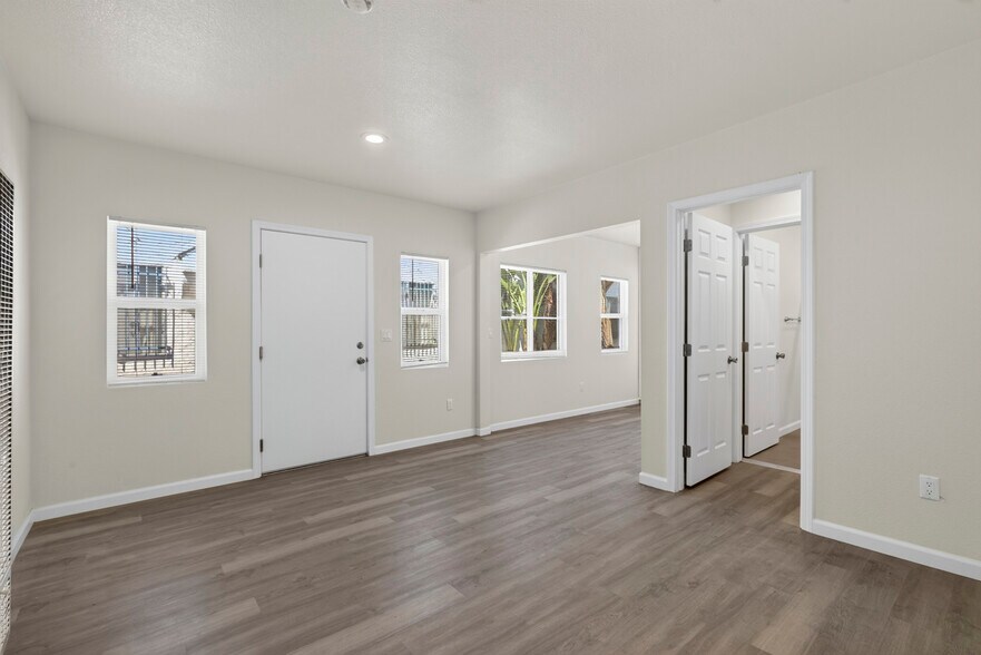 More Photos Of 526-534 W 47th St, Los Angeles Apartments For Sale