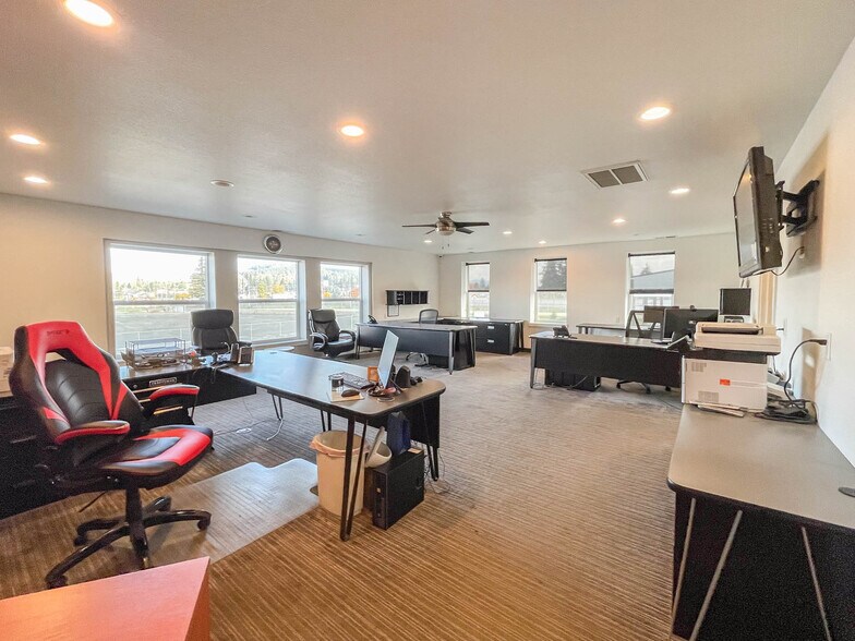 More Photos Of 1625 W Duke Rd, Sutherlin Warehouse For Sale