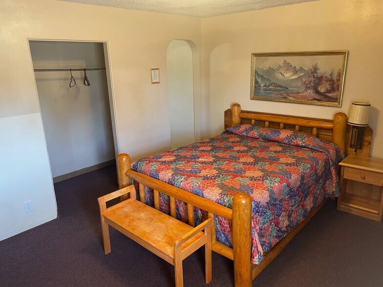 More Photos Of 408 Park St, Thermopolis Hotel For Sale