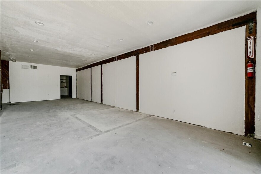 More Photos Of 19709 Ventura Blvd, Woodland Hills Office For Sale