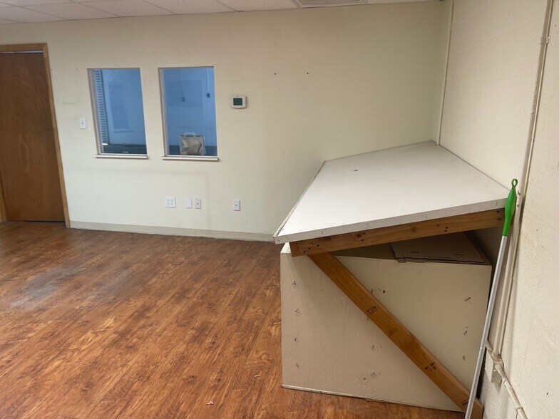 More Photos Of 5840 Ulmerton Rd, Clearwater Manufacturing For Lease