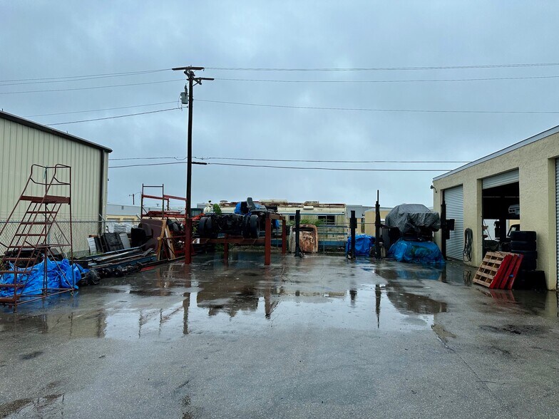 More Photos Of 1002 SE 9th St, Cape Coral Service For Sale