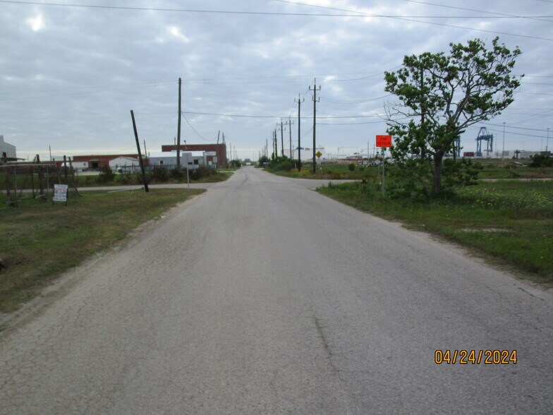 More Photos Of 530 E 2nd St, Freeport Warehouse For Lease
