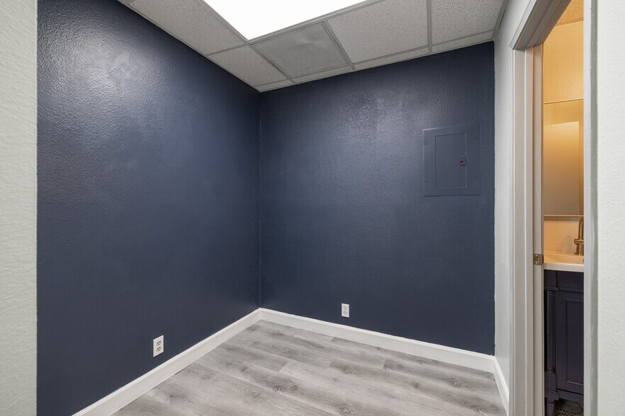 More Photos Of 2900 Bristol St, Costa Mesa Office For Sale