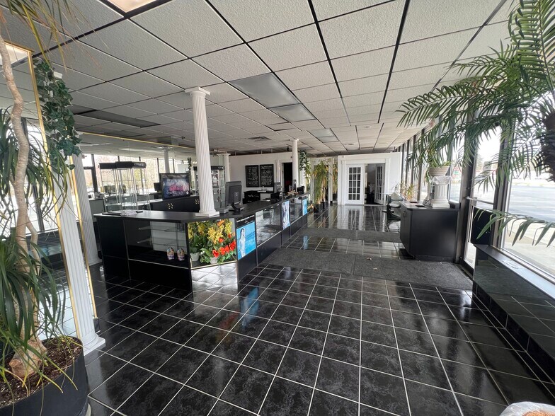 More Photos Of 917-925 Ohio Pike, Cincinnati General Retail For Lease