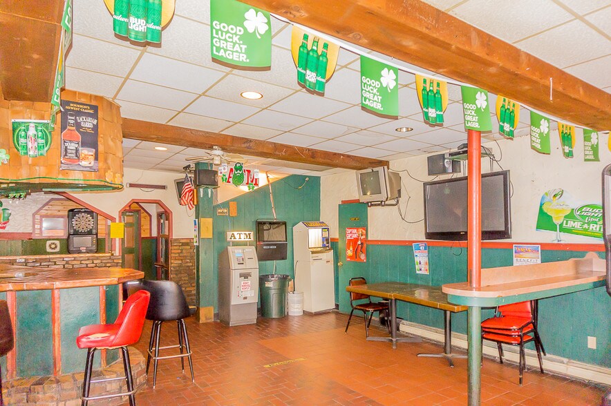More Photos Of 318 W North Water St, New London Bar For Sale
