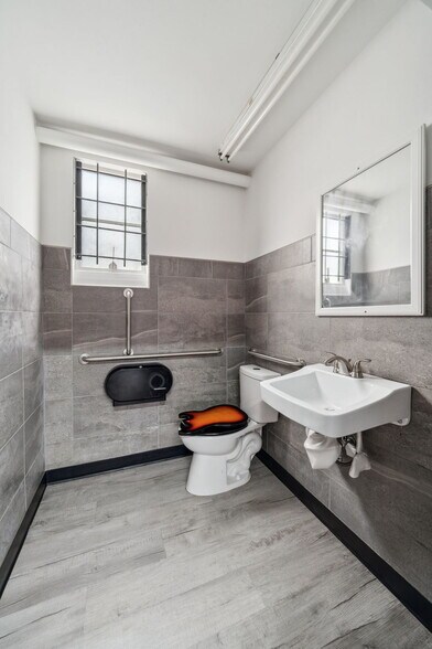 More Photos Of 901 W Pershing Blvd, Cheyenne Service Station For Sale