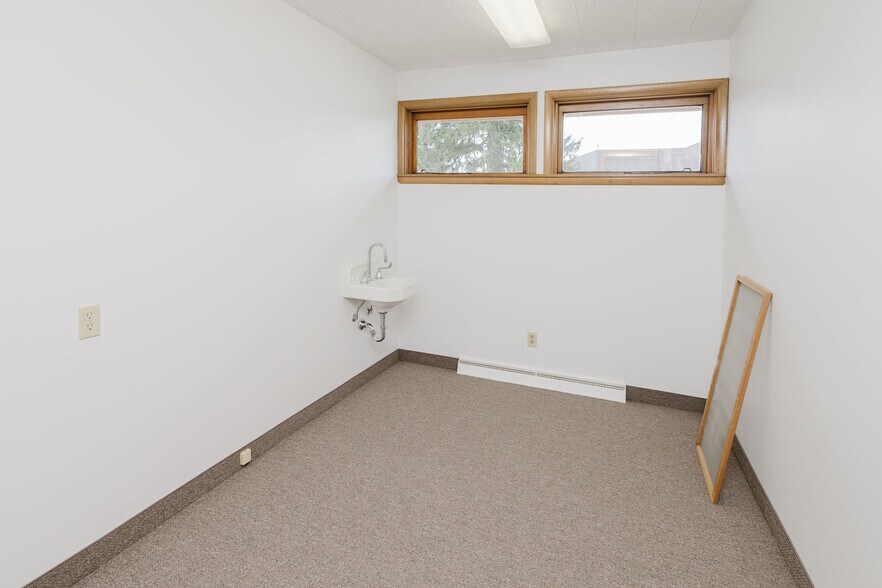 More Photos Of 506 Main St, Hollandale Office For Sale