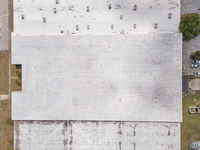 More Photos Of 100-106 Cattlemen Rd, Sarasota Distribution For Sale