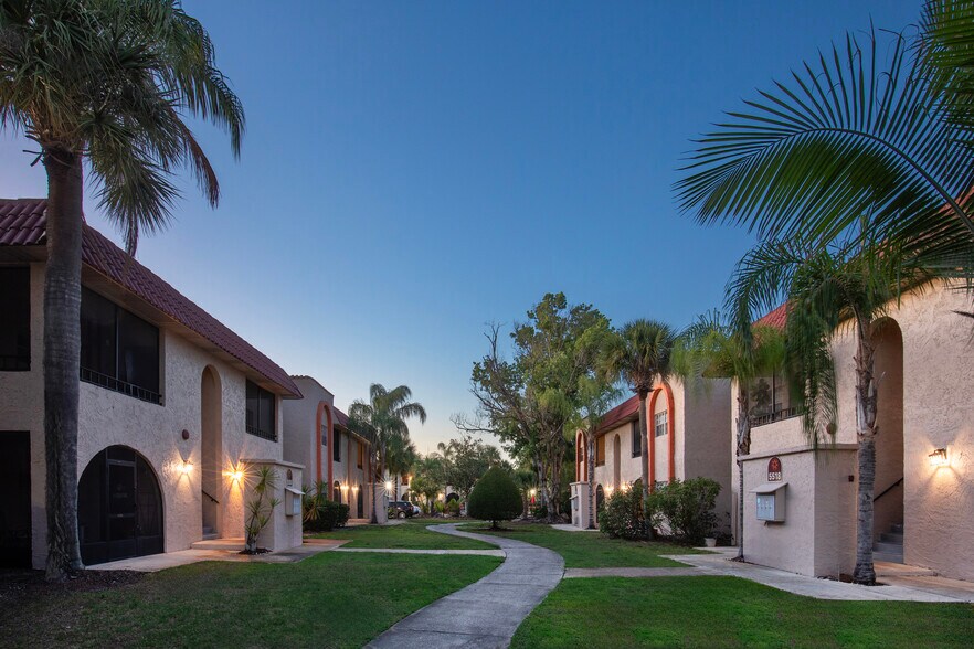 Primary Photo Of 5528 Cinderlane Pky, Orlando Apartments For Sale