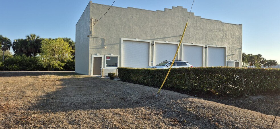 More Photos Of 900 Ceitus Ter, Cape Coral Warehouse For Lease