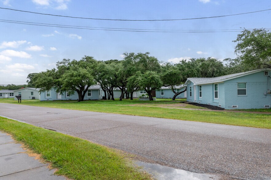 More Photos Of 1300 N Live Oak St, Rockport Multifamily For Sale