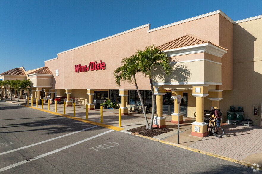 More Photos Of 13300 S Cleveland Ave, Fort Myers Freestanding For Lease