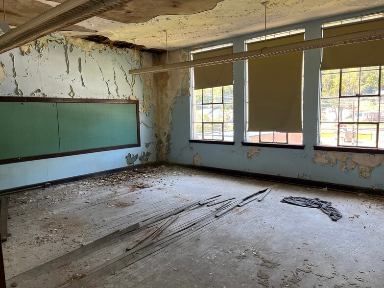 More Photos Of 8902 MacCorkle Ave, Marmet Office For Lease