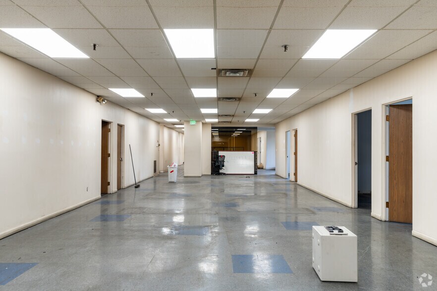 More Photos Of 10800 Ford Rd, Dearborn Warehouse For Lease