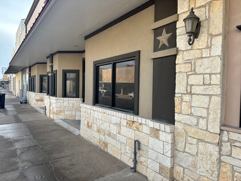 More Photos Of 138 Live Oak St, Marlin Storefront Retail Office For Sale