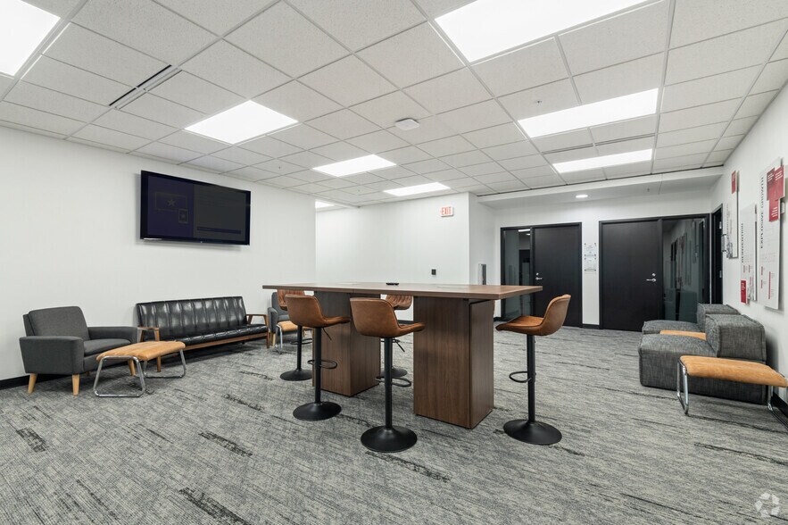 More Photos Of 3500 Packerland Dr, De Pere Office For Lease