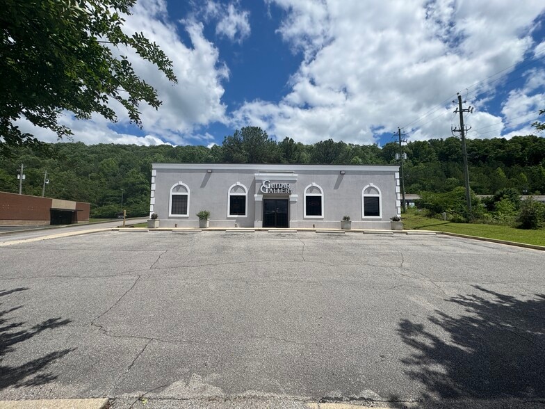 Primary Photo Of 2621 Pelham Pky, Pelham Freestanding For Sale