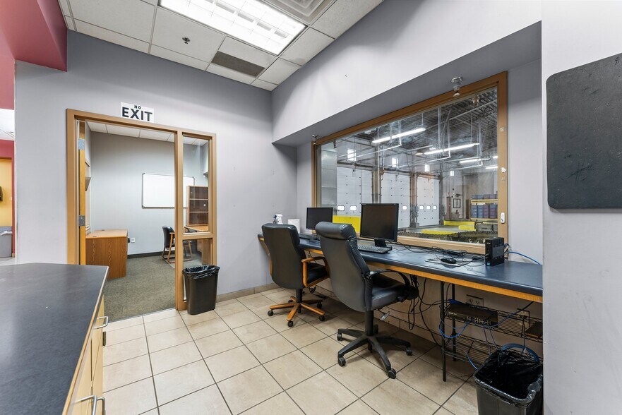 More Photos Of 11180 86th Ave N, Osseo Flex For Lease