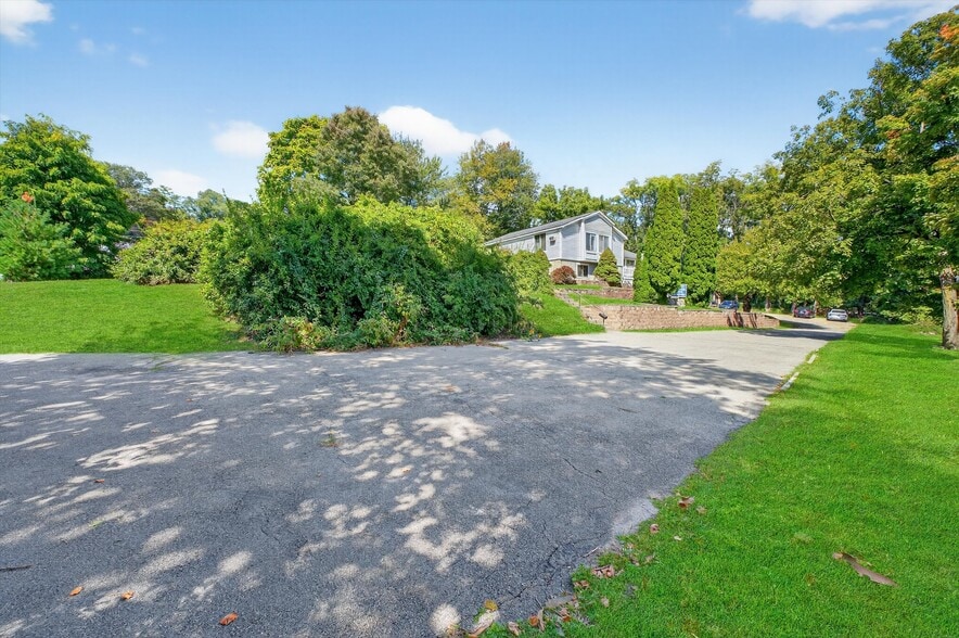 More Photos Of 2 Renee Gate St, Cortlandt Manor Office For Sale