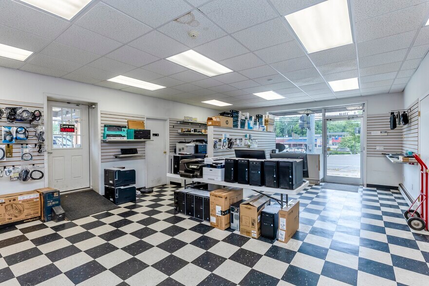 More Photos Of 141 Ulster Ave, Saugerties Storefront Retail Residential For Sale