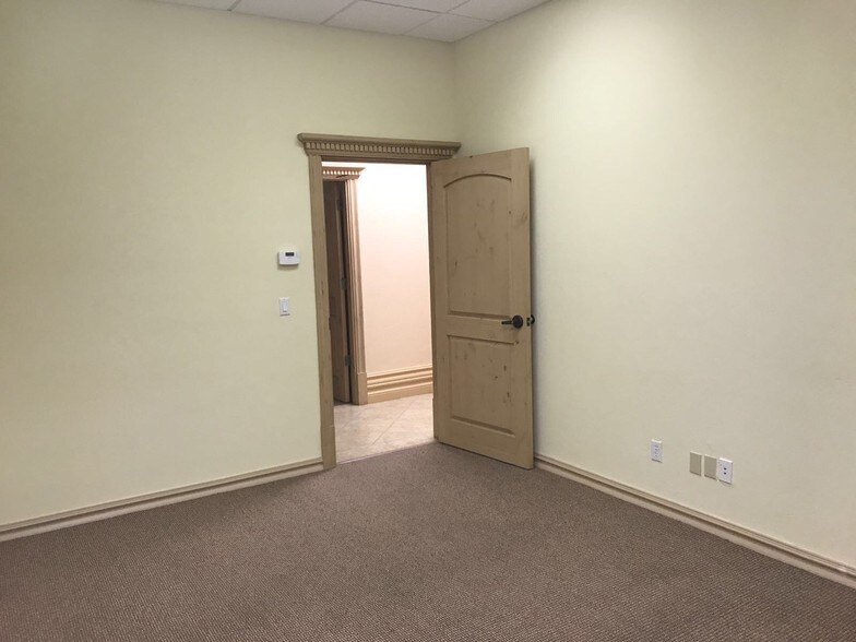 More Photos Of 5974 Silver Springs Dr, El Paso Office For Lease